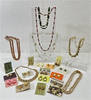 Jewelry including 7 Necklaces (1