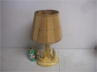 Lampe en bois sculptée, signé Caron