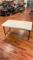 40x24in folding resin table