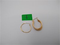 14kt gold earrings MISS MATCHED 1.6 grams