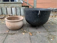 Lot of two outdoor pots