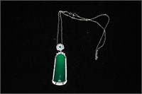 A Necklace w Green Chalcedony Pendant