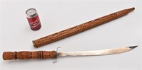 Épée décorative avec manche et fourreau en bois