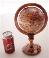 Globe terrestre en bois