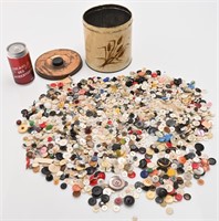 Lot de boutons vintages dans contenant en métal