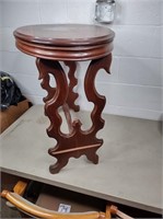 Ornate side table, 28"x32"x18.5"