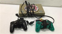 Original PlayStation w 2 controllers Q10C