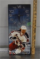 Gretzky picture clock, runs, hands are loose