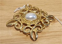 Vintage goldtone and pearl brooch