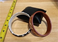 Set of 2 bangle Bracelets from world traveler unit