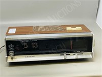 retro LLoyds clock radio