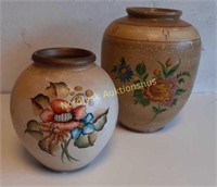 2 vaser af lertøj med bemalet blomsterdekor.