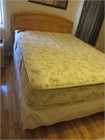 Queen size bed frame mattress / boxspring