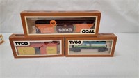 2 TYCO HO TRAIN CARS IN PACK AND HOJO KIT