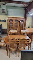 BEAUTIFUL DINNING ROOM TABLE 8 CHAIRS AND HUTCH