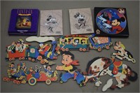 Disney lot : Cutout Wall Art + Plates