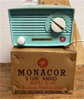 Monacor tube radio with box