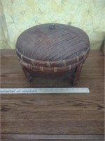 Wicker basket with legs and lid
