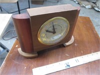 Vintage United Model 75 Electric Clock