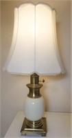 WHITE TABLE LAMP (E)