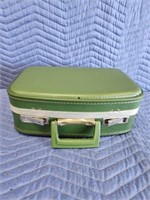 Vintage green hard shell 15-in overnight travel