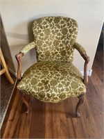 Antique Arm Chair/Good Condition 
34”H,25”W,20”D