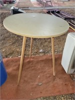 Round table with removable legs