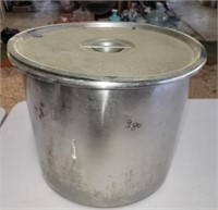 Stainless steel pot with lid