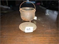 Cast iron mini pot w lid