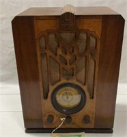 Vintage Coronado wood encased tube radio model