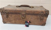 Vintage Hard Case Suitcase
18" x 8" x 7"