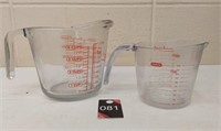 2 Measuring Cups