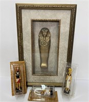 Boite-cadre vitré+ 3 figurines égyptiennes, 2