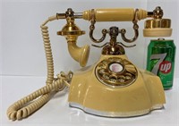 Vieux téléphone à cadran très propre