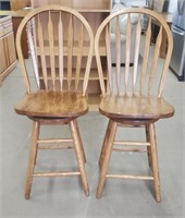 (2) Matching Wood Swivel Seats Barstools (READ)