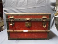 vintage trunk w horse shoes, light bulbs, more
