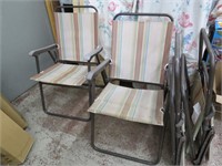 (4)folding chairs.