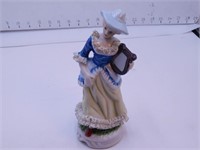 Figurine Dame style victorienne  en porcelaine
