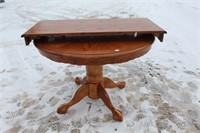 NICE ROUND OAK DINING TABLE WITH LEAF