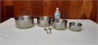 Stainless steel mixing bowls with plastic lids