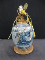 ORIENTAL PORCELAIN TABLE LAMP (NO SHADE)