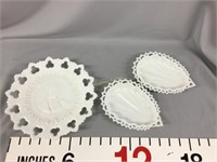 White milk glass Columbus plate, Shell dishes