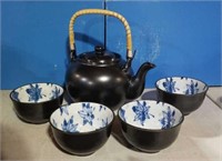 Oriental Black Teapot & 4 Leaf Design tea Cups
