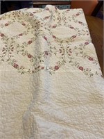 Beautiful quilt looks like new full-size
