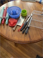 Assortment of kitchen items