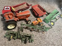 Vintage Metal Allis-Chalmers 190 Toy Tractor