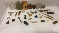 Tray of small collectibles
