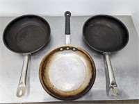 LOT OF FRYING PANS