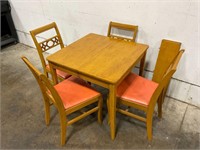 Very Cute Table & 4 Chairs