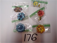 6 BROOCHES